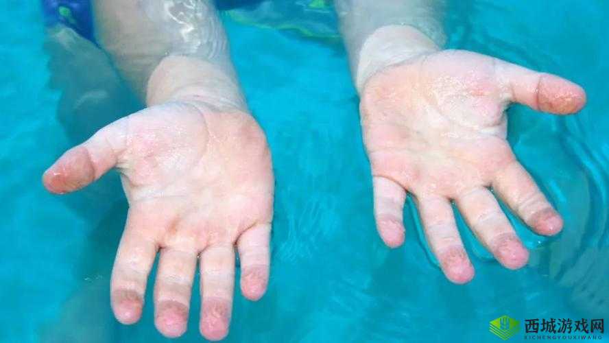 手指划入缝隙挖水:艰难的取水之举